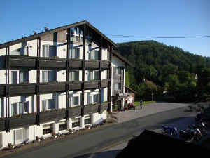 hotel-01.jpg (1177409 byte)